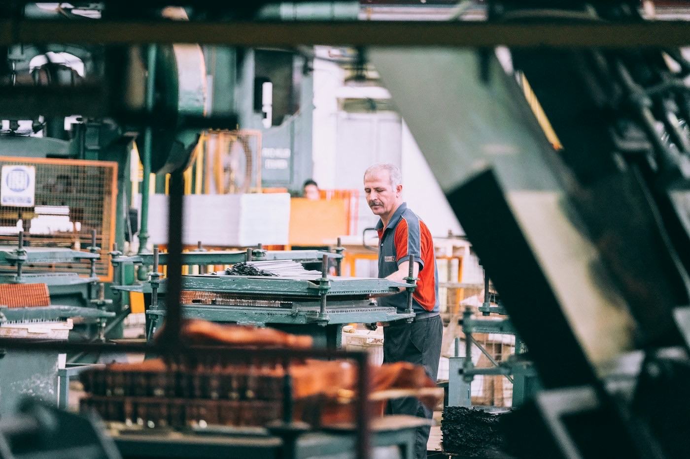 Operador numa linha de produção metalomecânica